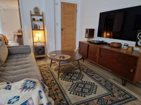 Cozy 1 Bedroom Apartment with a patio for BBQs